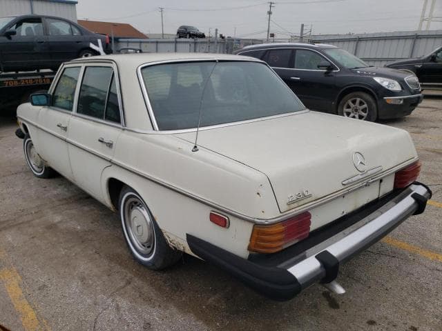 1975 MERCEDES-BENZ 200 SERIES 3