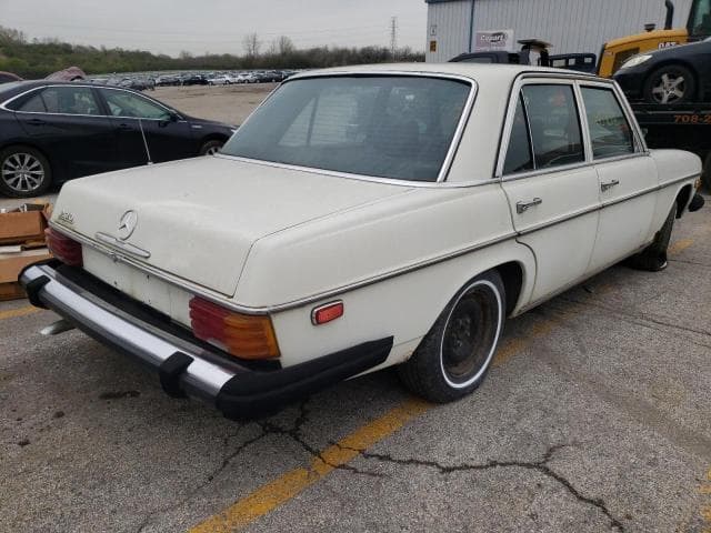1975 MERCEDES-BENZ 200 SERIES 4