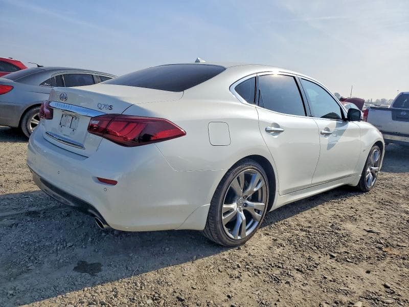 2017 INFINITI Q70 3.7 3