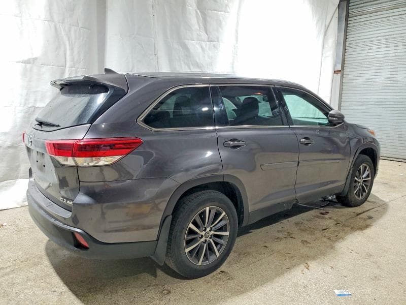 2019 TOYOTA HIGHLANDER SE 3