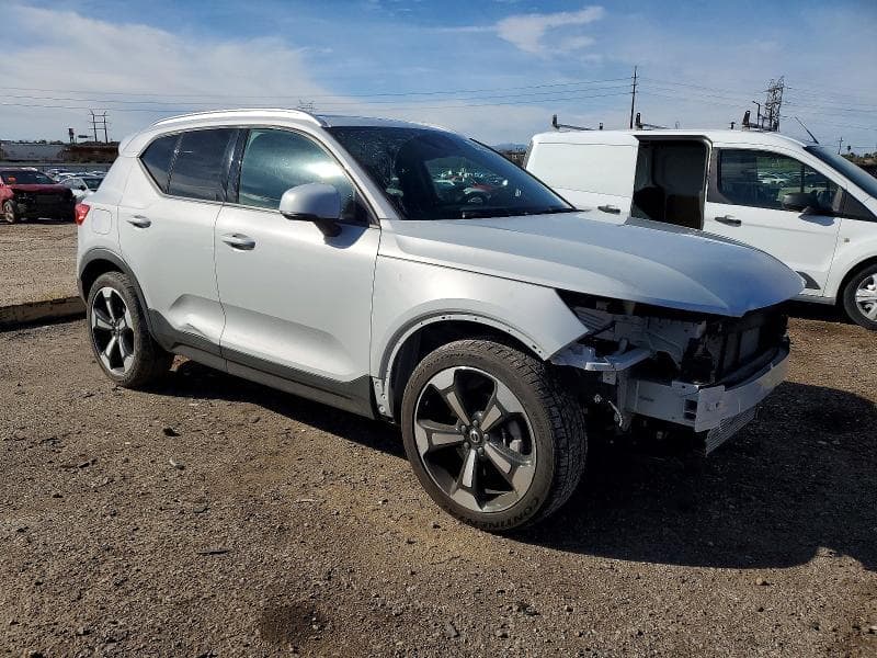 2020 VOLVO XC40 T5 MOMENTUM 4