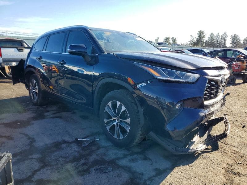 2021 TOYOTA HIGHLANDER XLE 4