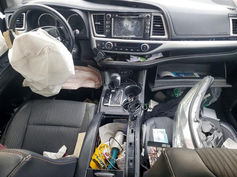 2017 TOYOTA HIGHLANDER LE 8