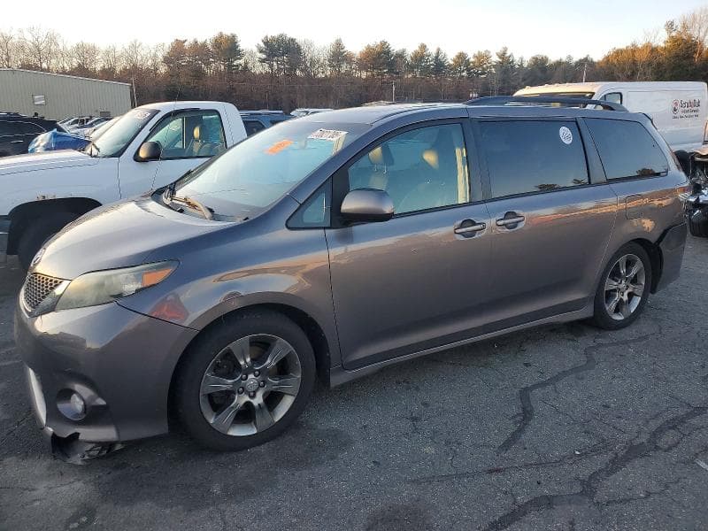 2011 TOYOTA SIENNA