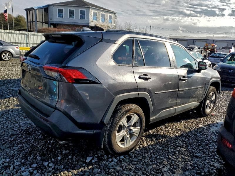 2021 TOYOTA RAV4 XLE 3