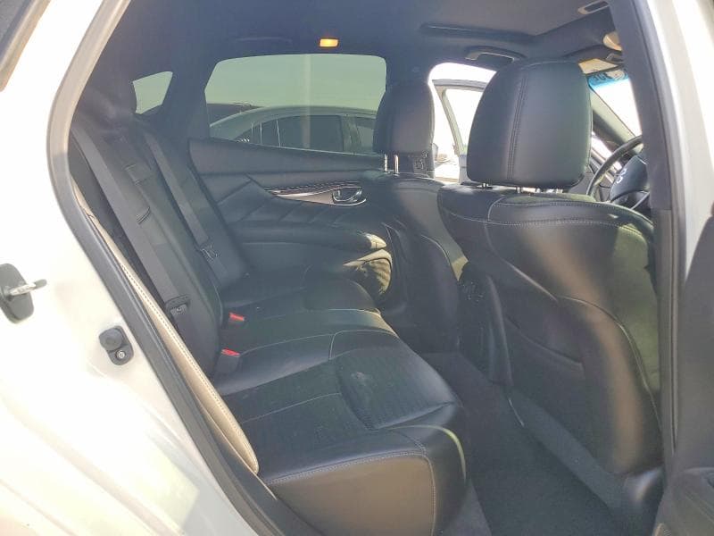 2017 INFINITI Q70 3.7 10