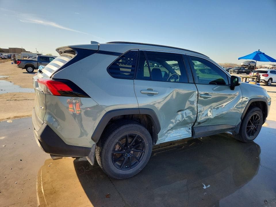 2021 TOYOTA RAV4 XLE 3