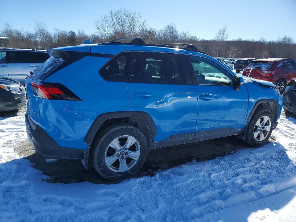 2021 TOYOTA RAV4 XLE 3