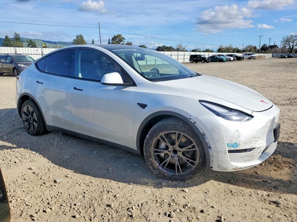 2025 TESLA MODEL Y 4