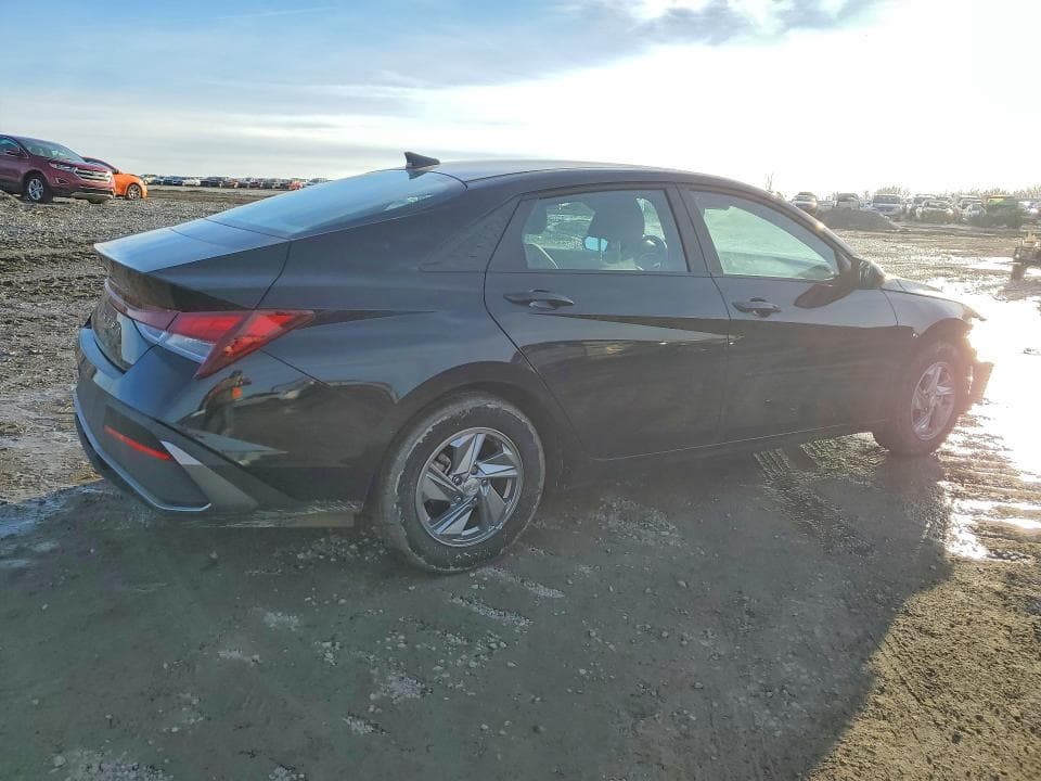 2024 HYUNDAI ELANTRA SE 3