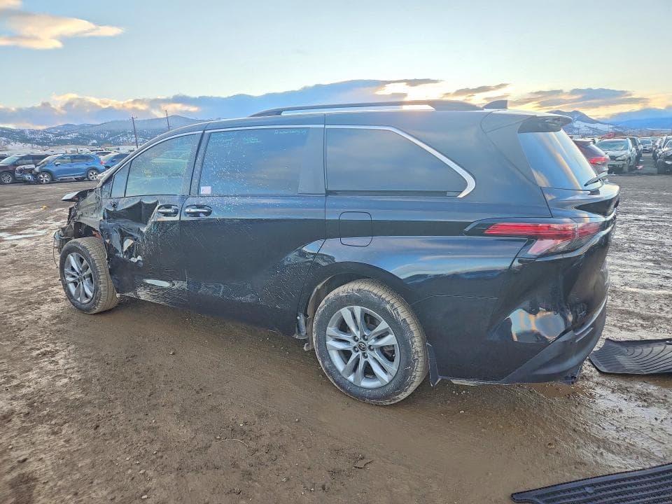 2022 TOYOTA SIENNA XLE 2