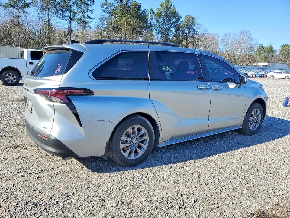 2025 TOYOTA SIENNA XLE 3