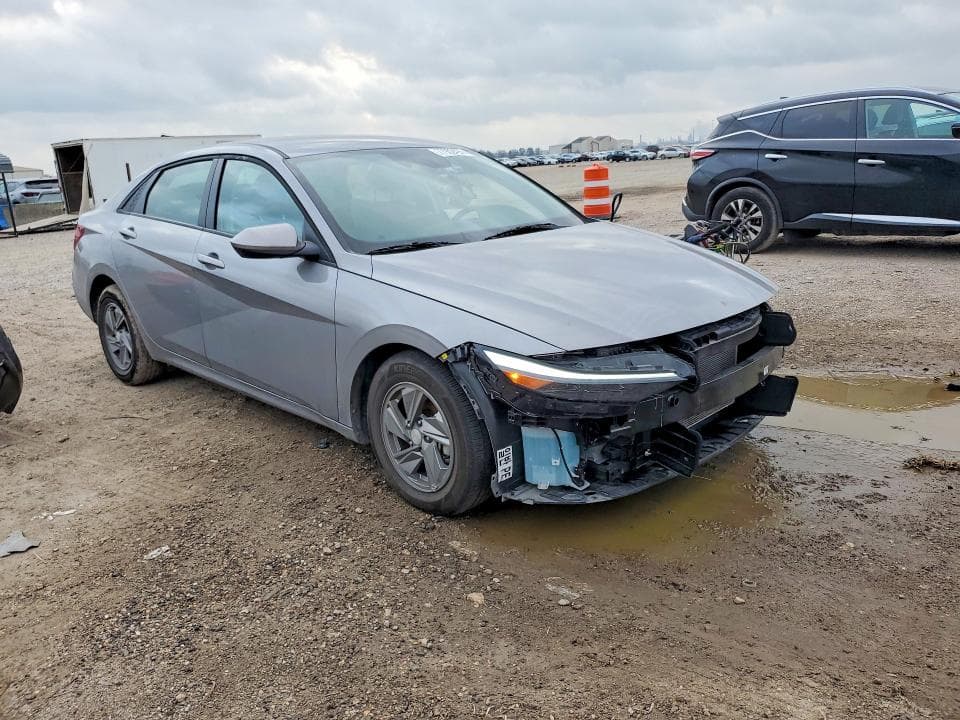 2025 HYUNDAI ELANTRA SE 4