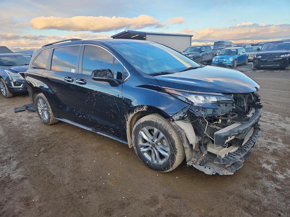 2022 TOYOTA SIENNA XLE 4