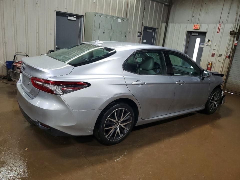 2022 TOYOTA CAMRY XLE 3