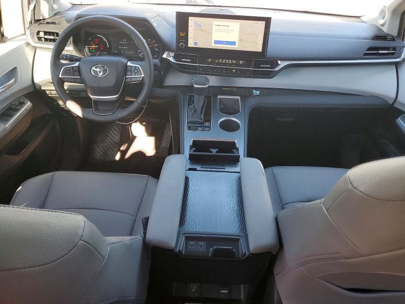 2025 TOYOTA SIENNA XLE 8