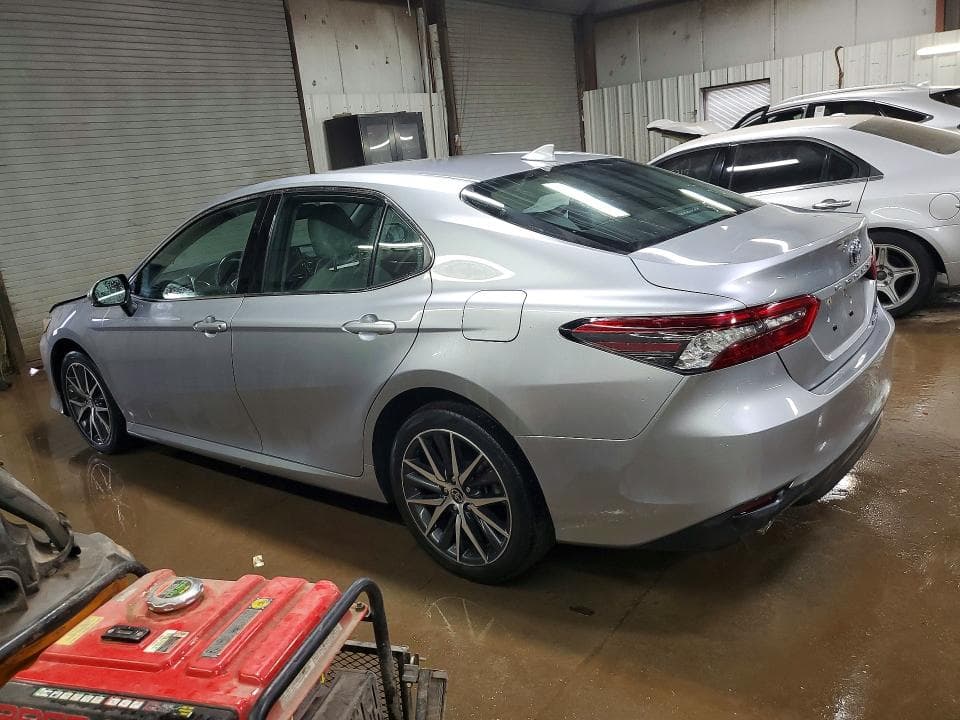 2022 TOYOTA CAMRY XLE 2