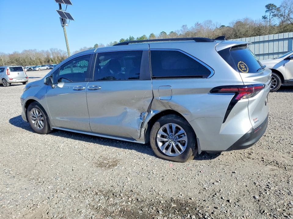 2025 TOYOTA SIENNA XLE 2