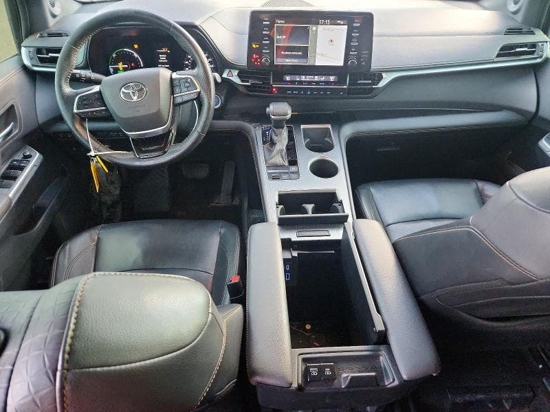 2022 TOYOTA SIENNA XLE 8