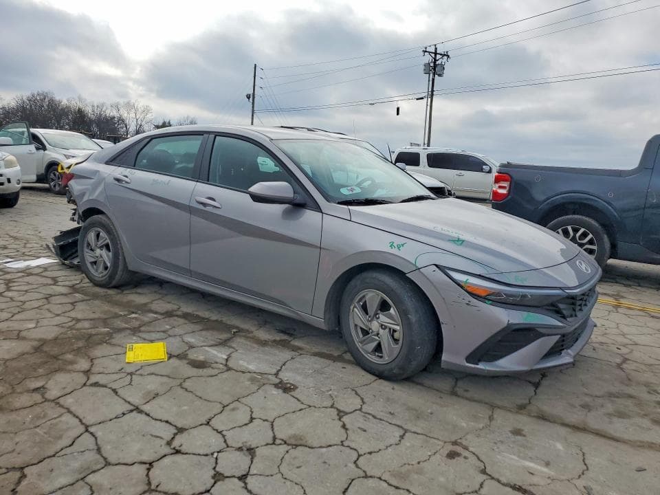 2025 HYUNDAI ELANTRA SE 4