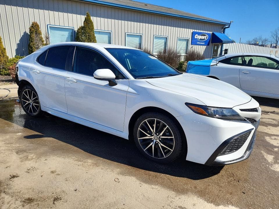 2021 TOYOTA CAMRY SE 4