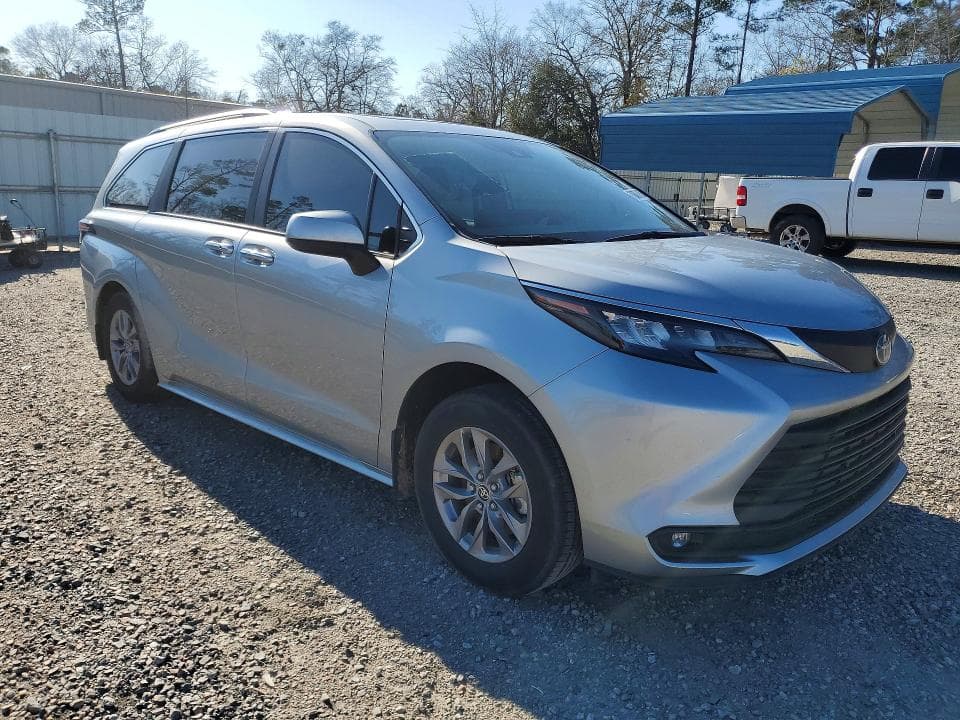 2025 TOYOTA SIENNA XLE 4
