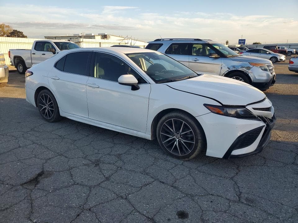 2021 TOYOTA CAMRY SE 4