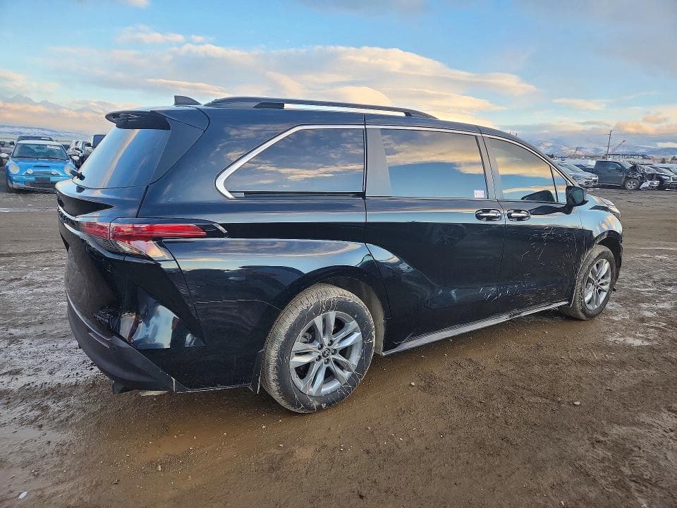 2022 TOYOTA SIENNA XLE 3