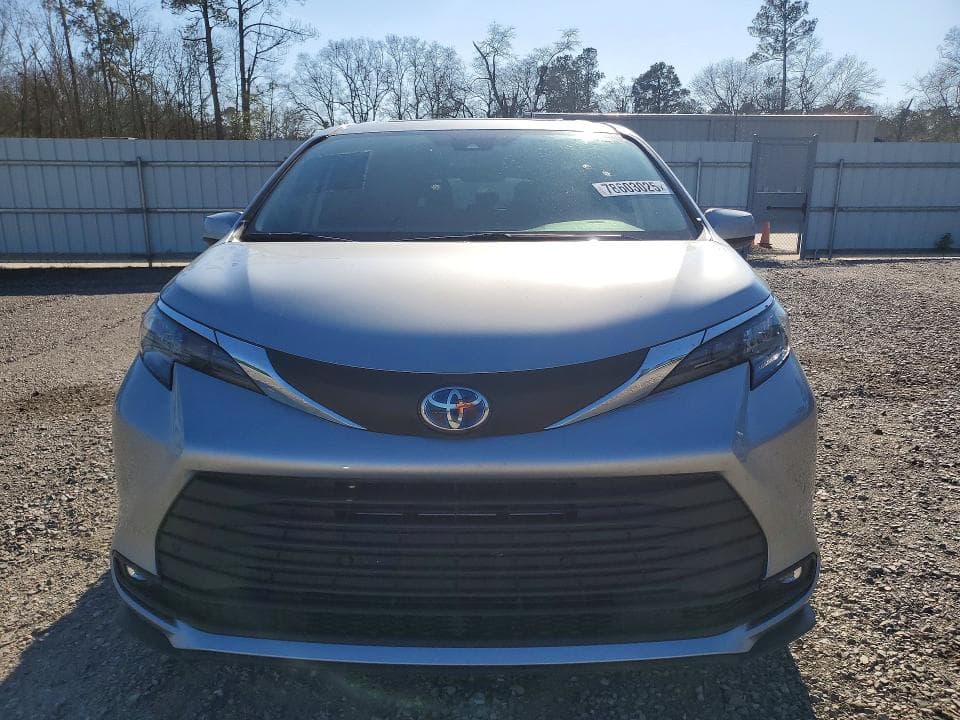 2025 TOYOTA SIENNA XLE 5