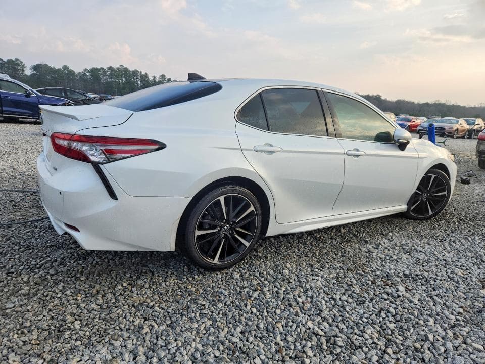 2018 TOYOTA CAMRY XSE 3