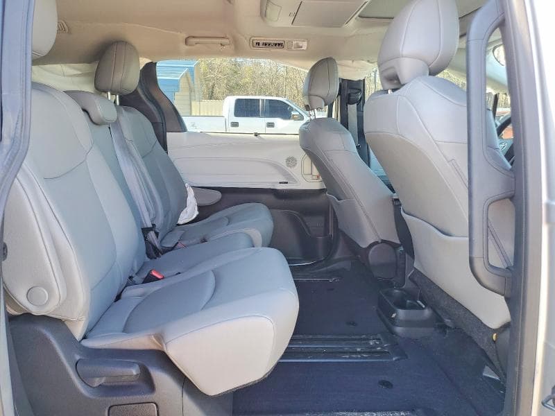 2025 TOYOTA SIENNA XLE 11