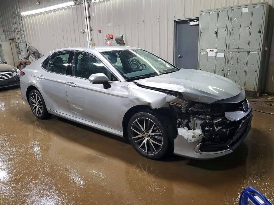 2022 TOYOTA CAMRY XLE 4