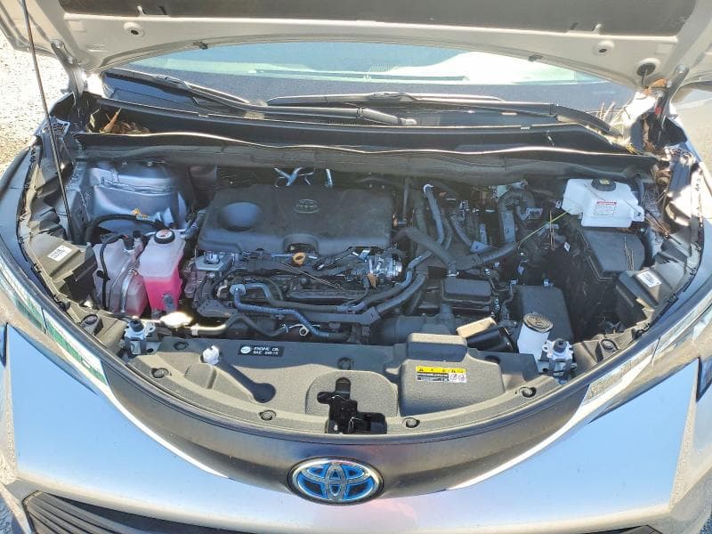 2025 TOYOTA SIENNA XLE 12