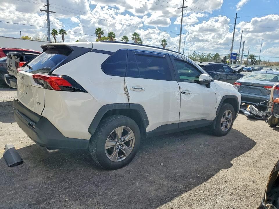 2024 TOYOTA RAV4 XLE 3