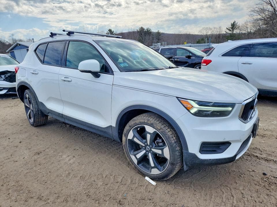 2020 VOLVO XC40 T5 MOMENTUM 4