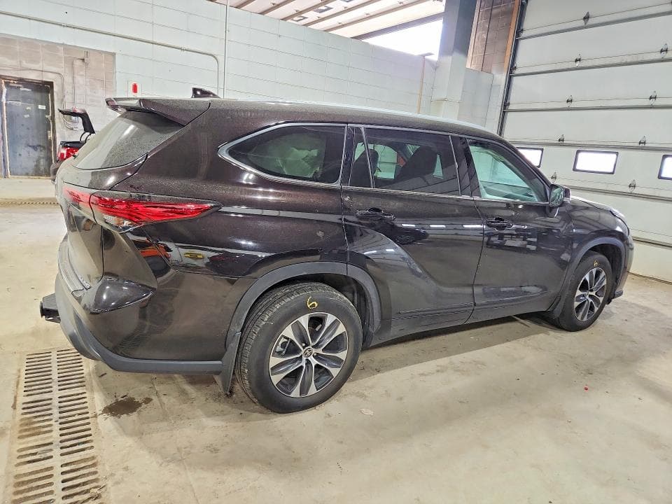 2022 TOYOTA HIGHLANDER XLE 3