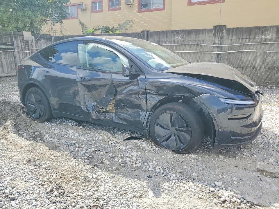 2026 TESLA MODEL Y 4