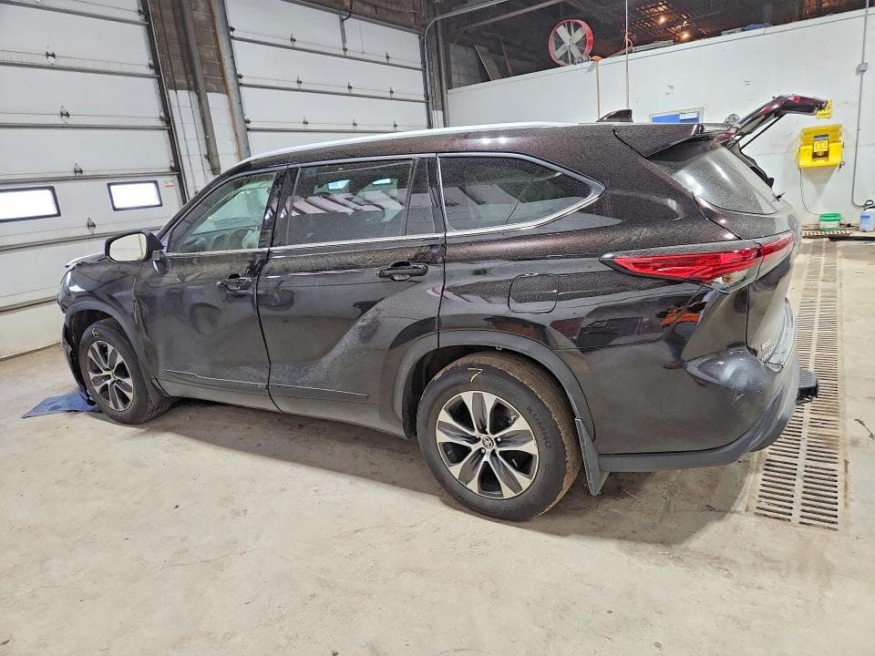 2022 TOYOTA HIGHLANDER XLE 2