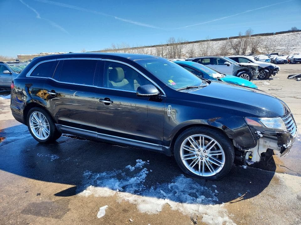 2019 LINCOLN MKT 4