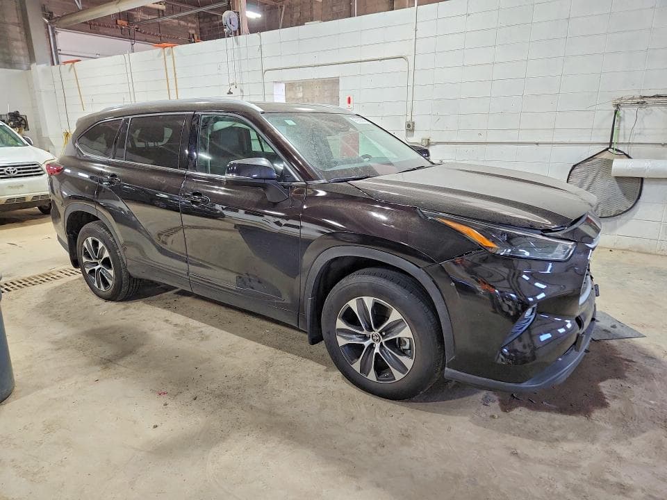 2022 TOYOTA HIGHLANDER XLE 4