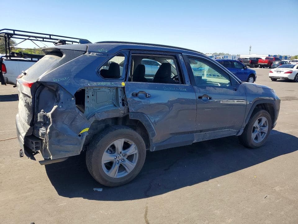 2022 TOYOTA RAV4 XLE 3