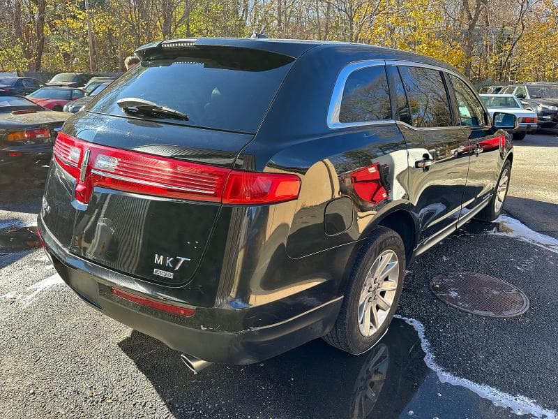 2018 LINCOLN MKT 4