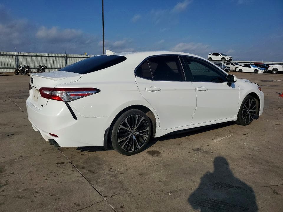2020 TOYOTA CAMRY SE 3