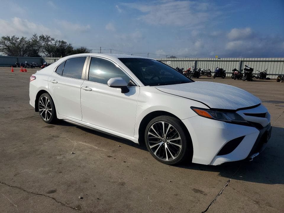 2020 TOYOTA CAMRY SE 4