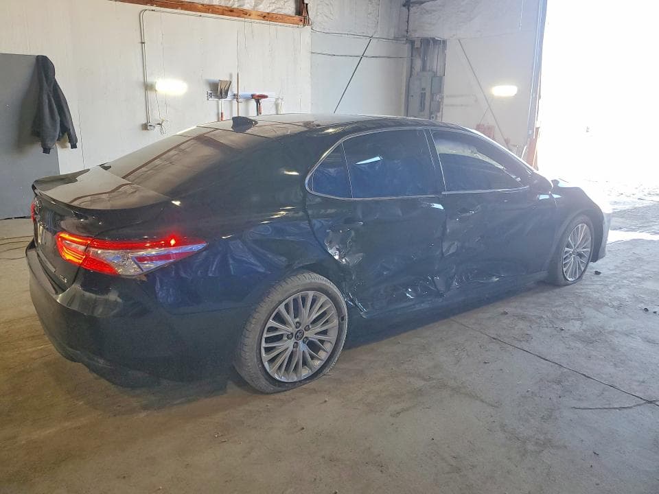2018 TOYOTA CAMRY XLE 3
