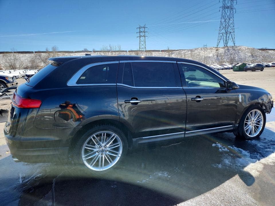 2019 LINCOLN MKT 3