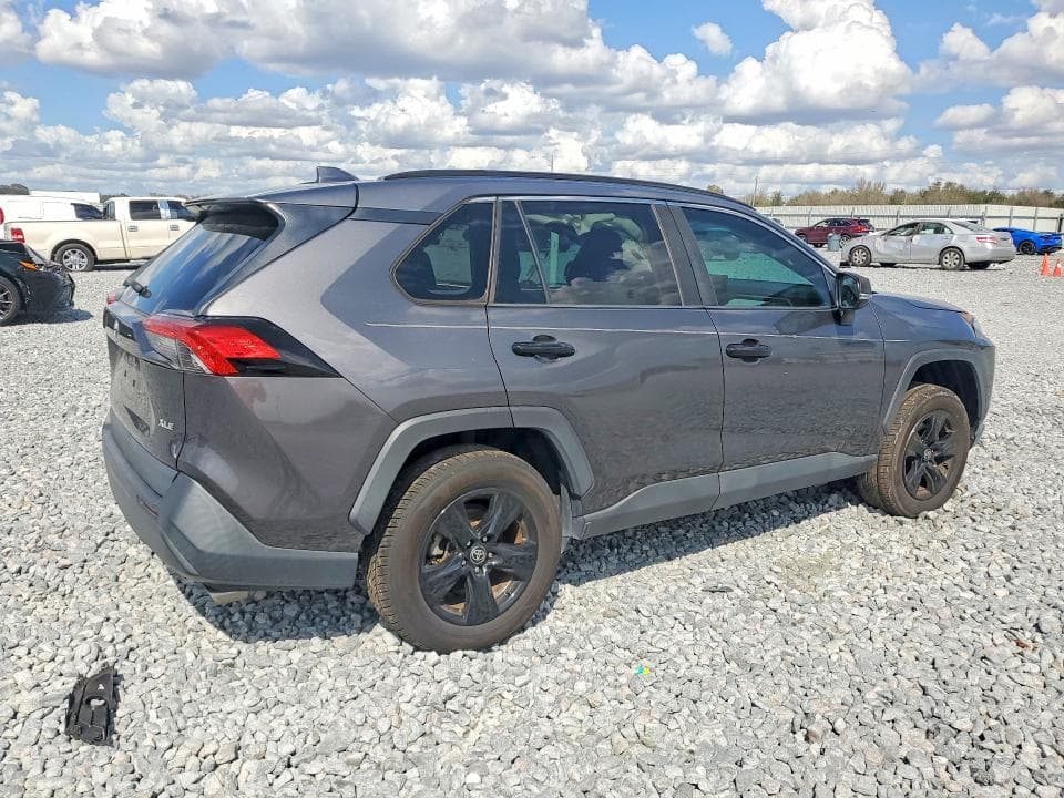 2021 TOYOTA RAV4 XLE 3