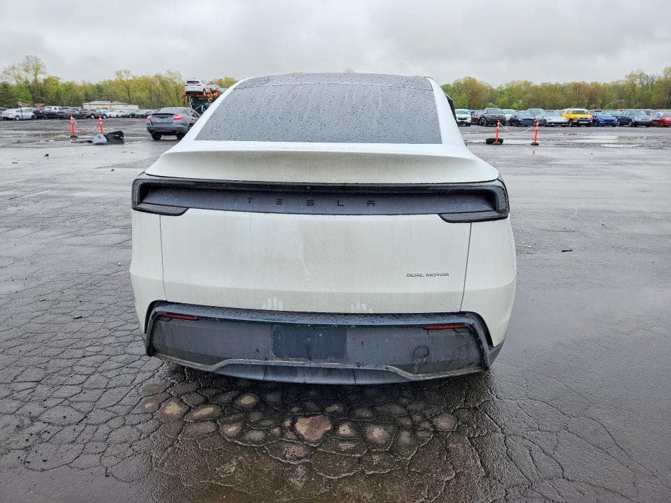 2026 TESLA MODEL Y 6