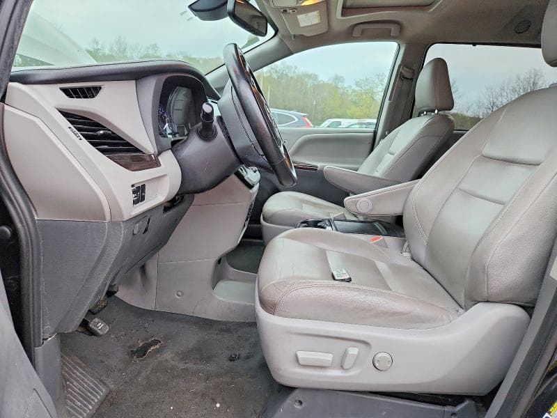 2020 TOYOTA SIENNA XLE 8-PASSENGER 7