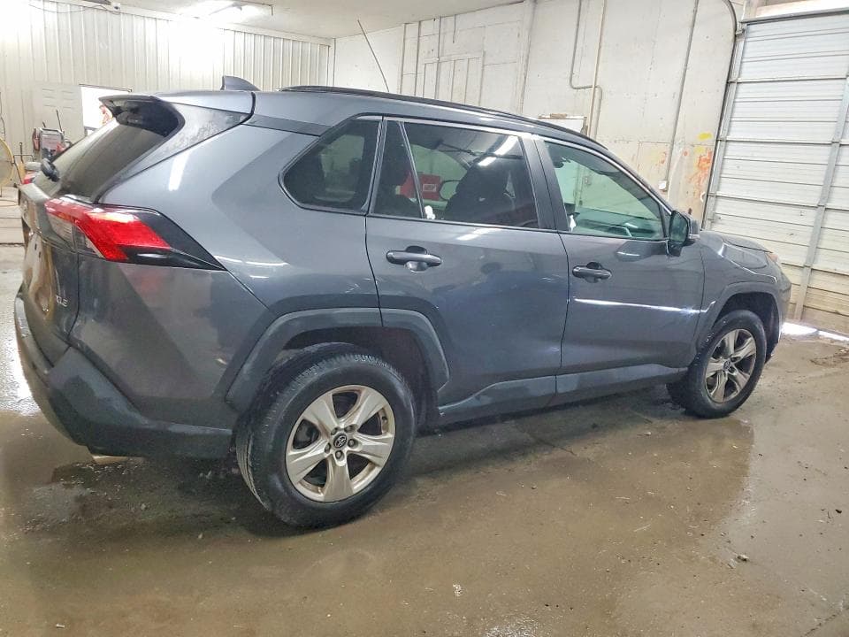 2021 TOYOTA RAV4 XLE 3